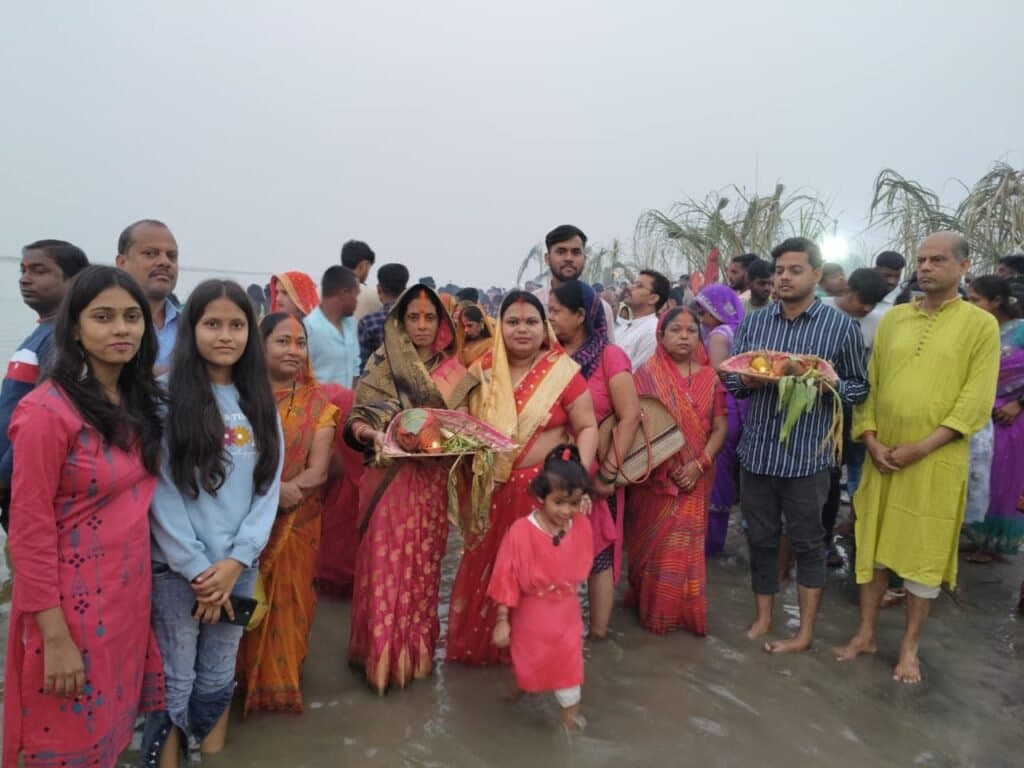 उदयगामी सूर्य को अर्ध्य अर्पित व मंगल कामना कर हुआ व्रत का समापन