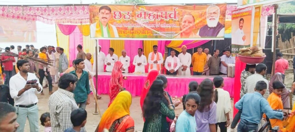 समाजसेवियों ने श्रद्धालुओं को अर्घ्य के लिए बांटे दुध व कराया जलपान