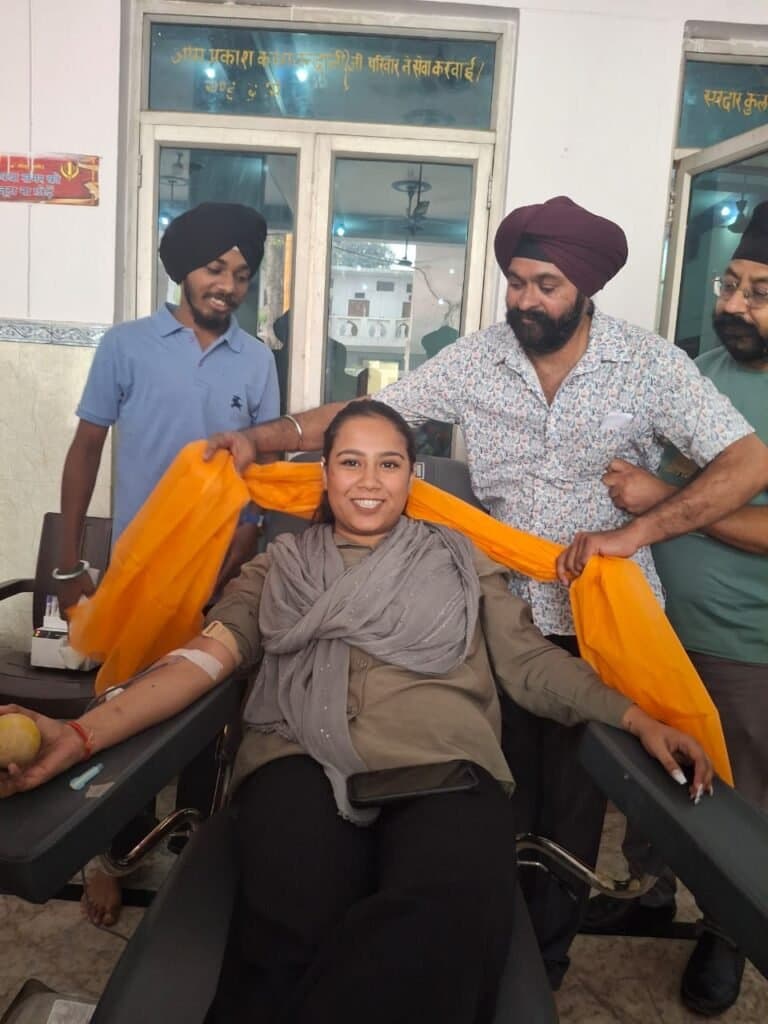 बच्चों ने पढ़ी गुरबाणी, रक्त का हुआ दान