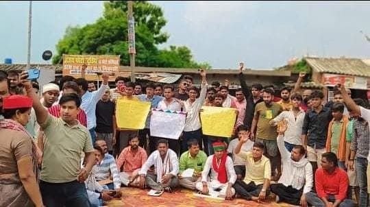 जर्जर बेलघाट-कुरी मार्ग: जनता का धरना, पर नहीं हो रहा मरम्मत