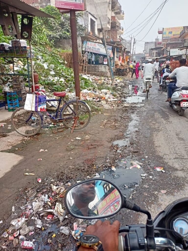 गोरखपुर के भटहट ब्लॉक का भटहट ग्राम सभा चौराहे पर बसता है