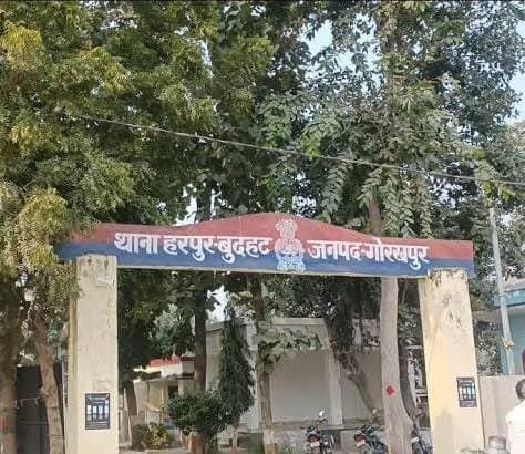 संतकबीरनगर के युवक को कटसहरा चौराहे पर पीटने वाले मनबढो पर पुलिस ने दर्ज किया केस