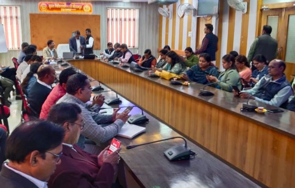 सात विभाग मिल कर चलाएंगे पल्स पोलियो अभियान, उदासीन परिवारों को भी करेंगे प्रेरित*  मुख्य विकास अधिकारी संजय कुमार मीणा ने पत्र जारी कर दिये विस्तृत दिशा निर्देश  घर घर भ्रमण के दौरान खसरा के संभावित मरीजों को भी रिपोर्ट करेंगी पल्स पोलियो टीम  *गोरखपुर, 29 नवम्बर 2024*  जिले में आठ दिसम्बर से शुरू हो रहे पल्स पोलियो अभियान को सफल बनाने के लिए मुख्य विकास अधिकारी संजय कुमार मीणा ने सात विभागों की जिम्मेदारी तय की है। उन्होंने पत्र जारी कर इन विभागों को विस्तृत दिशा निर्देश दिये हैं। पांच वर्ष तक के सभी बच्चों को पोलियो की दवा पिलाने में सहयोग करने के साथ साथ यह विभाग उदासीन (इंकारी) परिवारों को भी प्रेरित करेंगे ताकि उनके घर के बच्चे दवा पी सकें। साथ ही घर घर भ्रमण के दौरान पल्स पोलियो की टीम को खसरा के संभावित मरीजों की रिपोर्ट भी स्थानीय सामुदायिक स्वास्थ्य केंद्र (सीएचसी) पर करनी होगी।  मुख्य विकास अधिकारी ने स्वास्थ्य विभाग, राजस्व विभाग, आपूर्ति विभाग, नगर निकाय विभाग, पंचायती राज विभाग, आईसीडीएस और बेसिक शिक्षा विभाग को पत्र जारी कर अभियान में सहयोग करने का निर्देश दिया है। मुख्य चिकित्सा अधिकारी डॉ आशुतोष कुमार दूबे ने बताया कि पत्र के मुताबिक स्वास्थ्य विभाग की आशा कार्यकर्ता और स्थानीय पल्स पोलियो की टीम को पहले से ही अध्यापक, शिक्षामित्र, ग्राम प्रधान या वार्ड मेंबर अथवा उत्तरदायी व्यक्ति, धर्मगुरू और आंगनबाड़ी कार्यकर्ता से सम्पर्क कर गतिविधियों का क्रियान्वयन सुनिश्चित कराना है। सुपरवाइजर इस कार्य का फॉलो अप करेंगे। सभी अधीक्षक अभियान के दौरान नियमित सांध्यकालीन बैठकें कर समीक्षा करेंगे और डब्ल्यूएचओ व यूनिसेफ के फीडबैक के आधार पर गैप्स को दूर करेंगे। पोलियो की प्रत्येक टीम को फीवर बिद रैश (संभावित खसरा) मरीजों की रिपोर्ट भी करनी होगी।  सीएमओ डॉ दूबे ने बताया कि दिसम्बर 2023 में चले पल्स पोलियो अभियान के दौरान करीब 8.93 लाख घरों के 6.47 लाख बच्चों को दवा पिलाई गई थी। इस वर्ष आठ दिसम्बर को जिले भर में बूथ पर दवा पिलाई जाएगी । नौ से तेरह दिसम्बर तक पल्स पोलियो की टीम घर घर जाकर दवा पिलाएंगी। छूटे हुए बच्चों को बी टीम द्वारा 16 दिसम्बर को दवा पिलाई जाएगी। इसके बाद सत्रह दिसम्बर को इन राउंड सर्वे कर पता लगाया जाएगा कि कहीं कोई अन्य बच्चा छूट तो नहीं रह गया है। ऐसे बच्चों को भी दवा पिलाई जाती है। बेसिक शिक्षा विभाग को निर्देश है कि अभियान के बूथ दिवस पर आठ दिसम्बर को सभी प्राथमिक और उच्च प्राथमिक विद्यालय सुबह आठ बजे से शाम चार बजे तक खुले रखे जाएं। एक दिन पहले रैली निकाली जाए और बुलावा टोली की मदद से पांच वर्ष तक के बच्चों को बुला कर पल्स पोलियो की दवा पिलाई जाए। सभी शिक्षा विभाग के सुपरवाइजर भी सांध्यकालीन बैठक में प्रतिभाग अवश्य करें।   *माताओं को प्रेरित करें आंगनबाड़ी सहायिका*  सीडीओ द्वारा जारी पत्र के मुताबिक आईसीडीएस से जुड़ी आंगनबाड़ी सहायिका को अपने केंद्र पर पंजीकृत तीन से पांच वर्ष तक के बच्चों को बूथ तक लाकर दवा पिलवानी है । तीन वर्ष के कम उम्र के बच्चों की माताओं को प्रेरित करना है कि वह बूथ पर पहुंच कर अपने पाल्यों को दवा पिलाएं। गांवों में ग्राम प्रधान या ग्राम सचिव और नगरों में वहां के जनप्रतिनिधि या वार्ड मेंबर के जरिये बूथ का उद्घाटन करने के साथ साथ उदासीन (इंकारी) परिवारों को स्थानीय प्रभावशाली लोगों के सहयोग से दवा पिलवाने के लिए तैयार करने को कहा गया है। आपूर्ति विभाग से जुड़े कोटेदार और राजस्व विभाग से जुड़े लेखपालों को भी प्रभावशाली लोगों की मदद से बच्चों के दवा पिलवाने का निर्देश जारी किया गया है