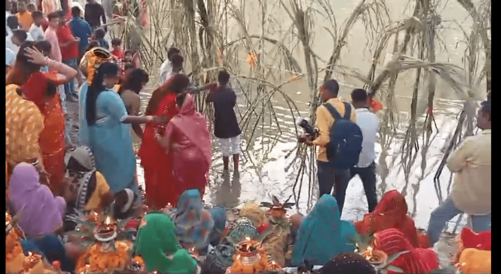 आस्था के महापर्व छठ की धूम, व्रती महिलाओं ने अस्त होते सूर्य को किया प्रणाम