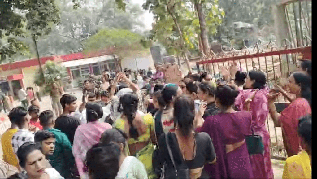 किन्नर समाज ने किया खोराबार थाने का घेराव