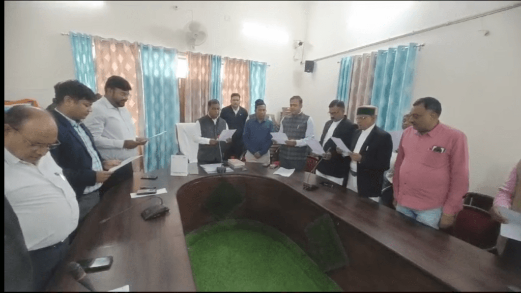 डीएम ने दिलाई संविधान दिवस की शपथ