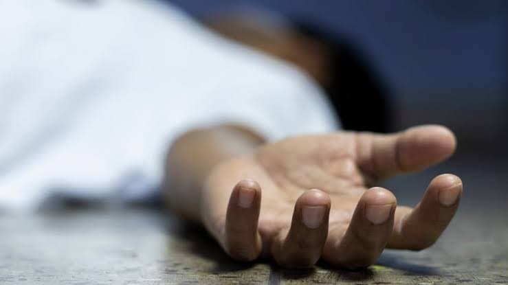 टेलर की चपेट में आने से बाइक सवार की मौत, एक घायल