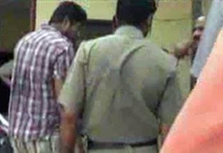 प्रेमिका के घर में घुस प्रेमी को ग्रामीणों ने पकड़ कर पुलिस को सौंपा