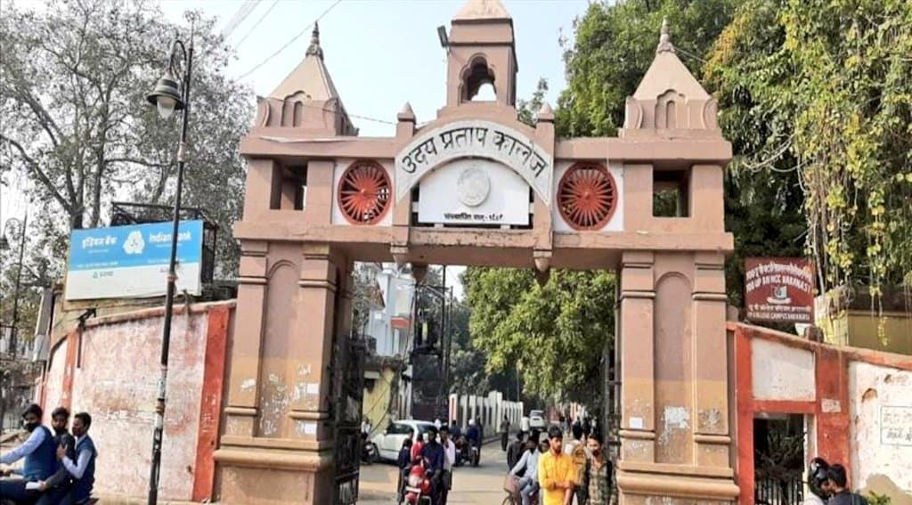 कालेज में है मस्जिद और मजार, जिस पर हो रहा है विवाद