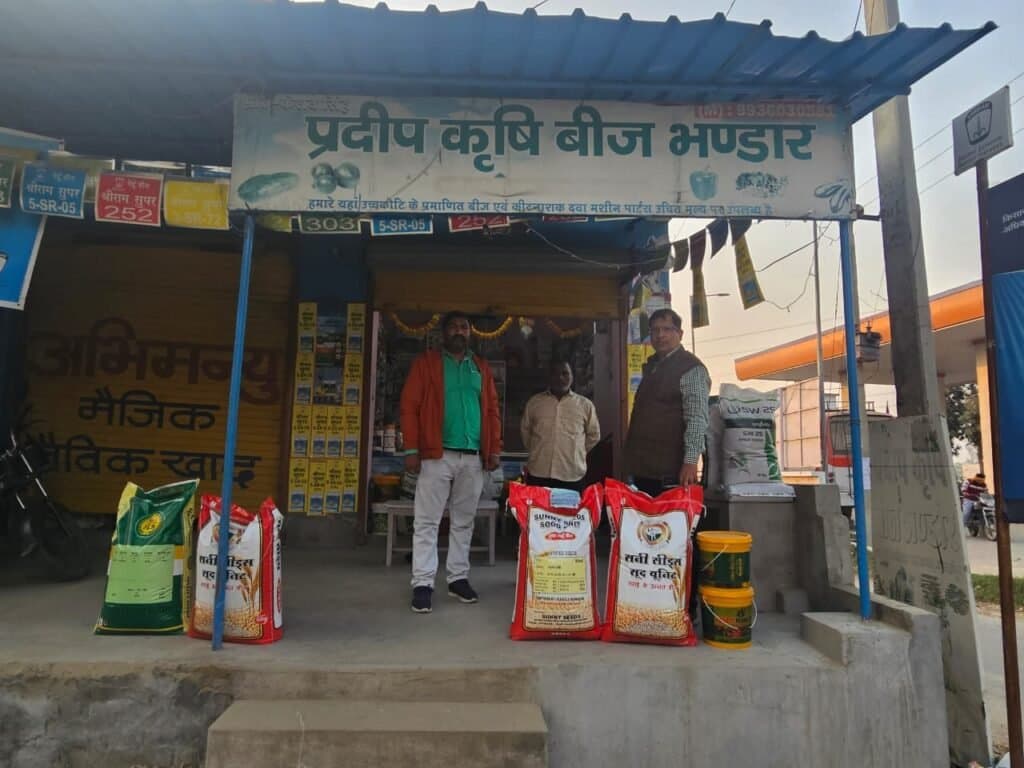 शासन के निर्देश पर जनपद में उर्वरक प्रतिष्ठानों पर छापेमारी, 67 दुकानों की जांच