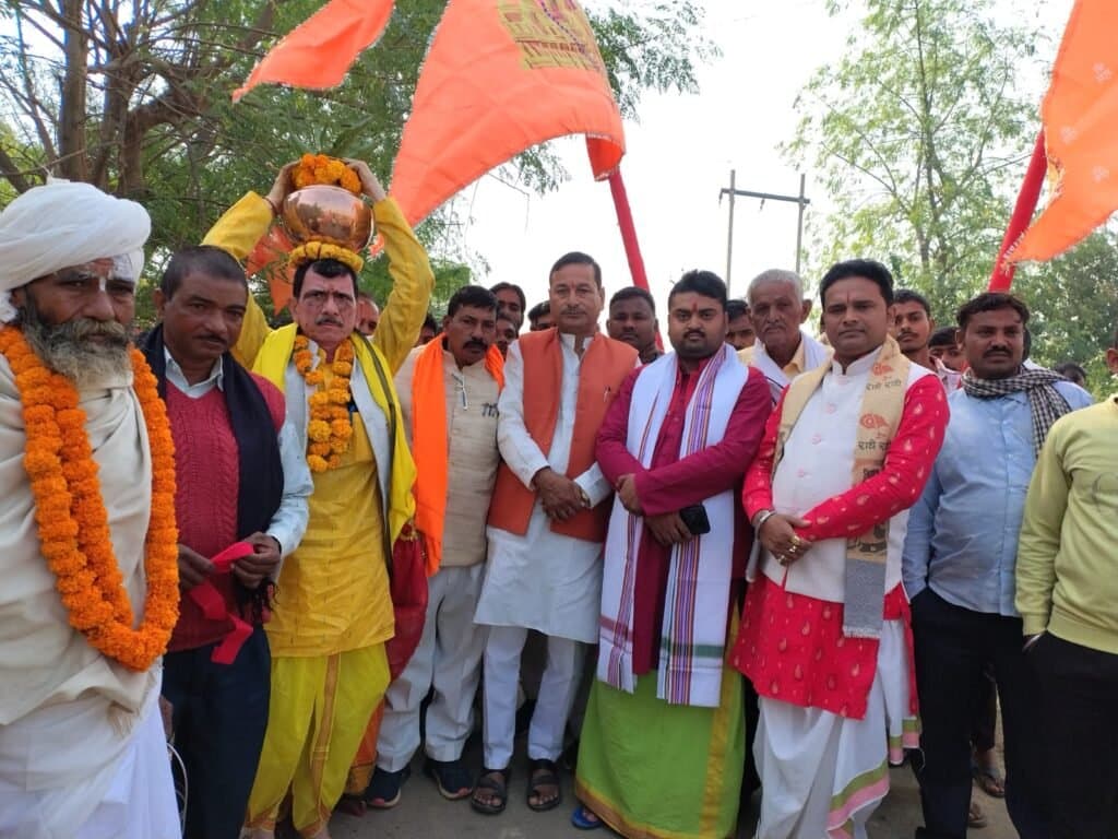 विष्णु महायज्ञ के लिए निकाली क्षेत्र में कलश यात्रा