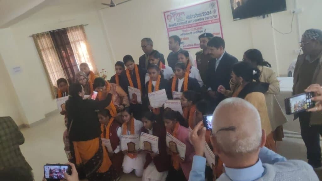 राज्य ललित कला अकादमी उत्तर प्रदेश एवं सुभसा स्कल्पटर्स फाउण्डेशन के द्वारा किया गया रेत शिल्प प्रतियोगिता का आयोजन