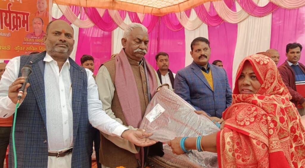 विधायक ने जरूरतमंदों में किया कंबल का वितरण, खिले चेहरे