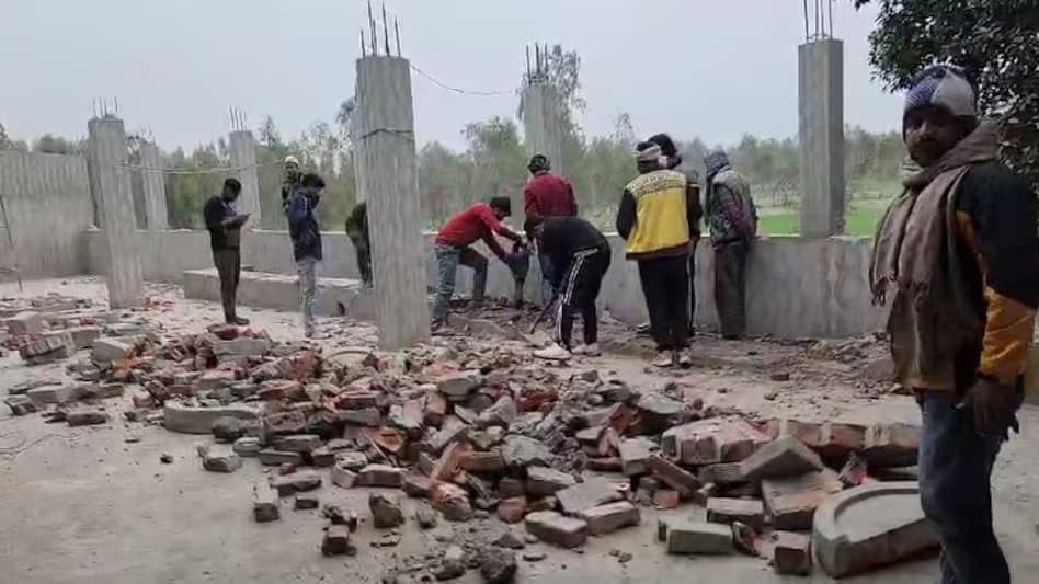 मस्जिद के अवैध हिस्से को मुस्लिम समाज ने खुद ही तोड़ दिया