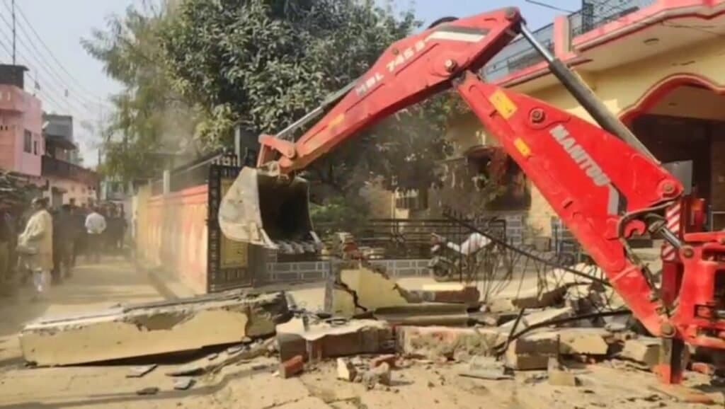 अवैध निर्माणों पर चला नगर निगम का बुलडोजर, जनता ने जताया विरो