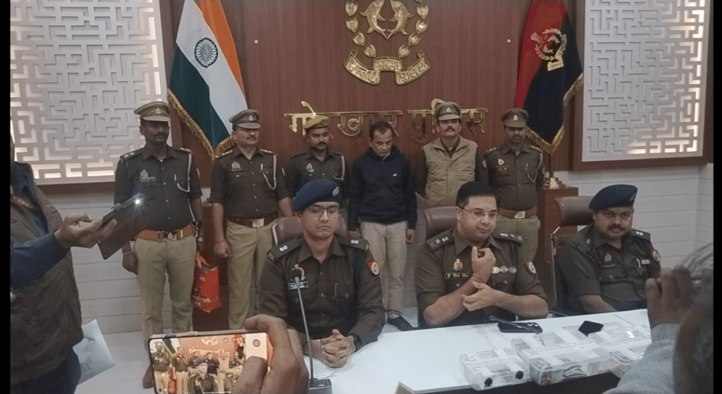 चोरी का अपराध कारित करने के आरोप में 01 नफर अंतर-राज्यीय चोर / अभियुक्त गिरफ्तार, कब्जे से चोरी के आभूषण, रुपया,कूटरचित दस्तावेज बरामद