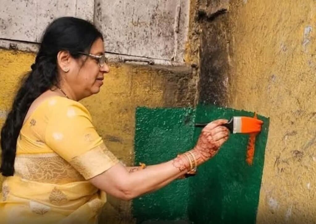 बीजेपी सांसद ने दीवार पर हरे रंग के ऊपर किया भगवा पेंट