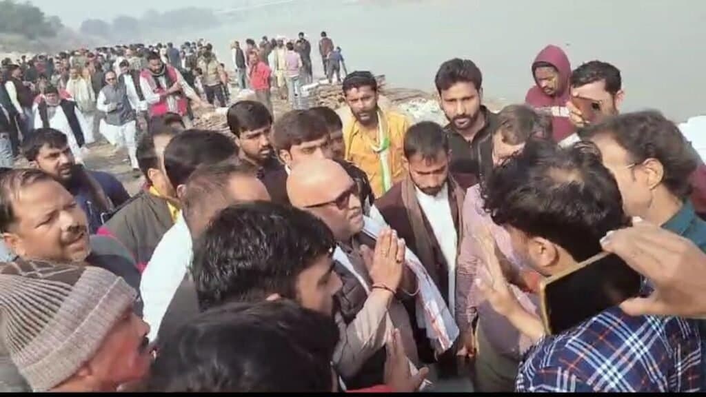 बस्ती से ही रोक रही थी पुलिस, नहीं चाहती की अंतिम संस्कार में हो शामिल- विश्व विजय सिंह
