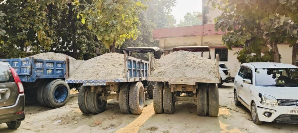 अवैध बालू लदी ट्रैक्टर ट्रॉली को,नायब तहसीलदार ने पकड़ कर किया सीज