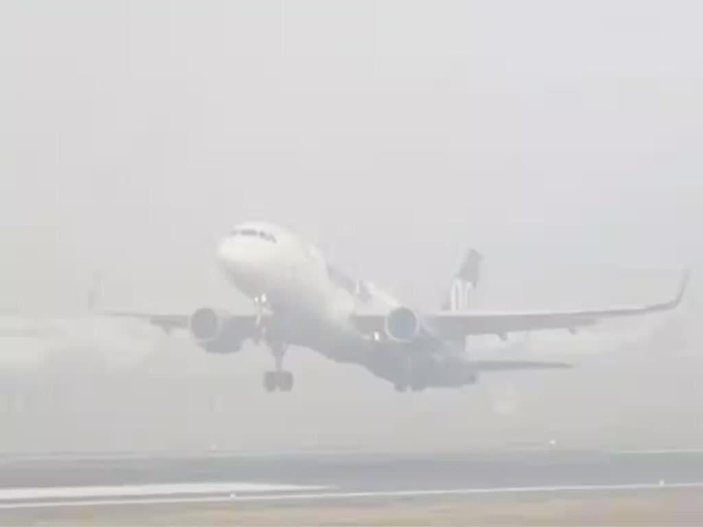 घने कोहरे के कारण विमान सेवाओं पर बड़ा असर,कई फ्लाइट्स निरस्त