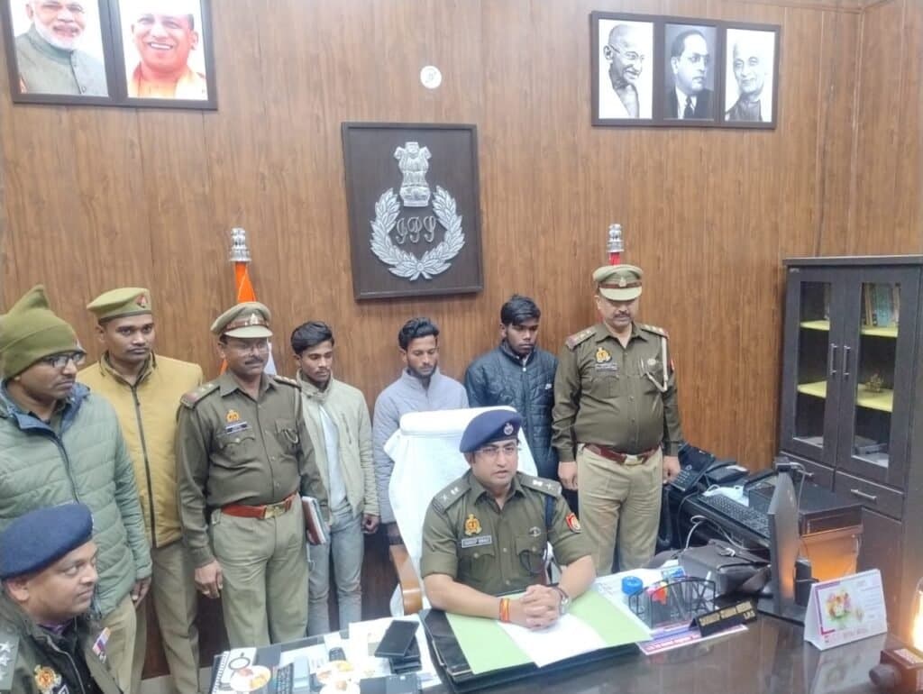 हाईस्कूल फेल मोटरसाइकिल चोर गैंग सरगना सहित तीन आरोपी अरेस्ट,6 मोटरसाइकिल, अवैध तमंचा बरामद