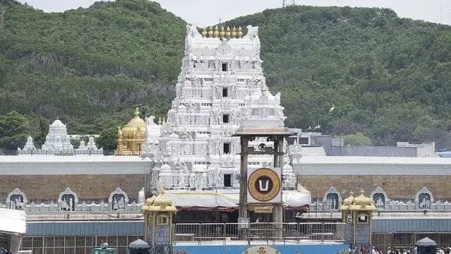 मंदिर परिसर में मची भगदड़, चार भक्तों की मौत, कई घायल