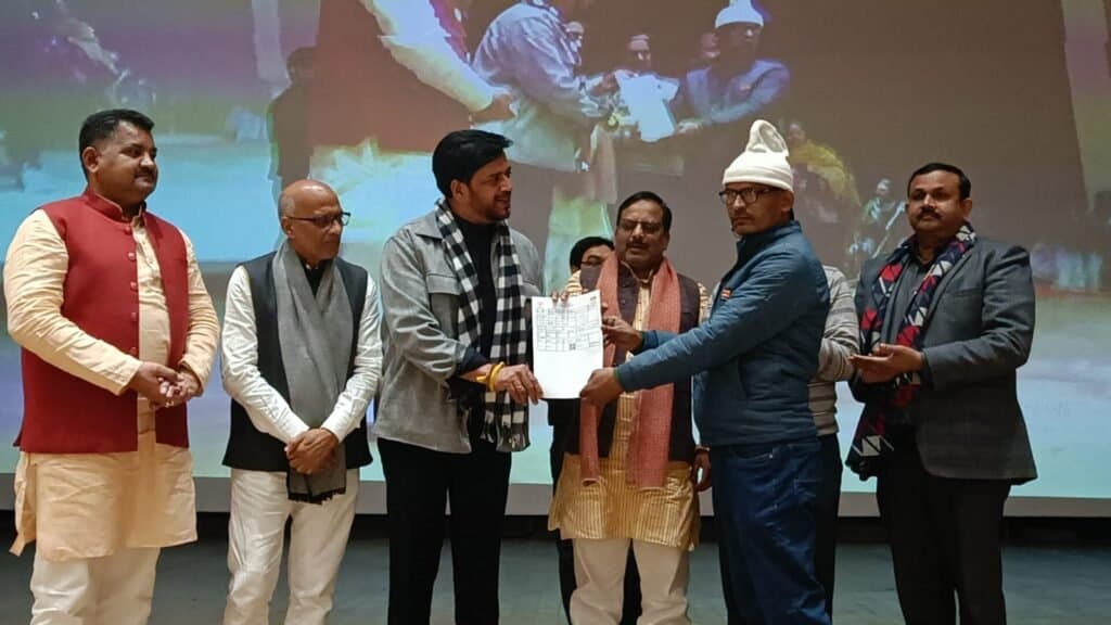 घरौनी प्रमाण पत्र पाकर भू स्वामियों के चेहरे खिले