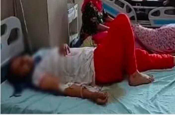 पति बना शैतान: दांतों से काट लिया पत्नी का होंठ,