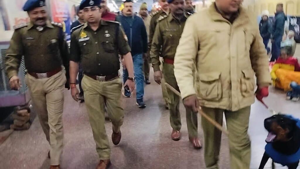 गणतंत्र दिवस की पूर्व संध्या पर गोरखपुर रेलवे स्टेशन पर जीआरपी ने चलाया विशेष चेकिंग अभियान