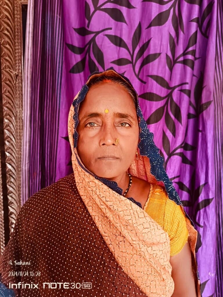 महाकुंभ स्नान करके घर आ रहे पति पत्नी, झूंसी मोड़ से पत्नी गायब, पति मेला में कर रहा तलाश