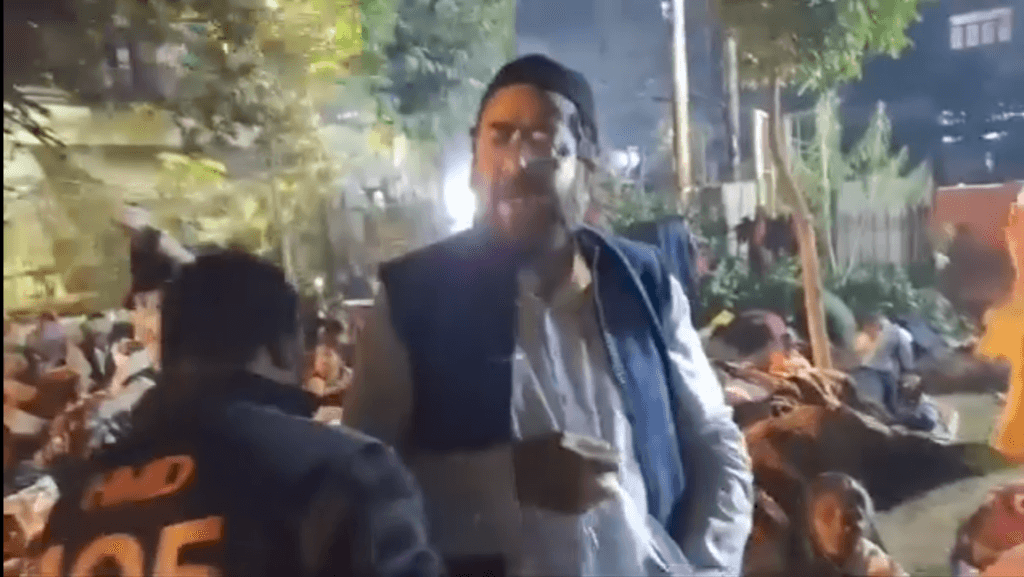 प्रयागराज के मुस्लिम लोगों ने मस्जिदों के दरवाजे खोले