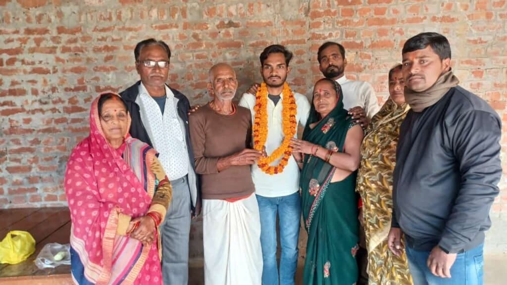 हलवाई का काम करने वाले का पुत्र बना इंजीनियर, परिवार में हर्ष