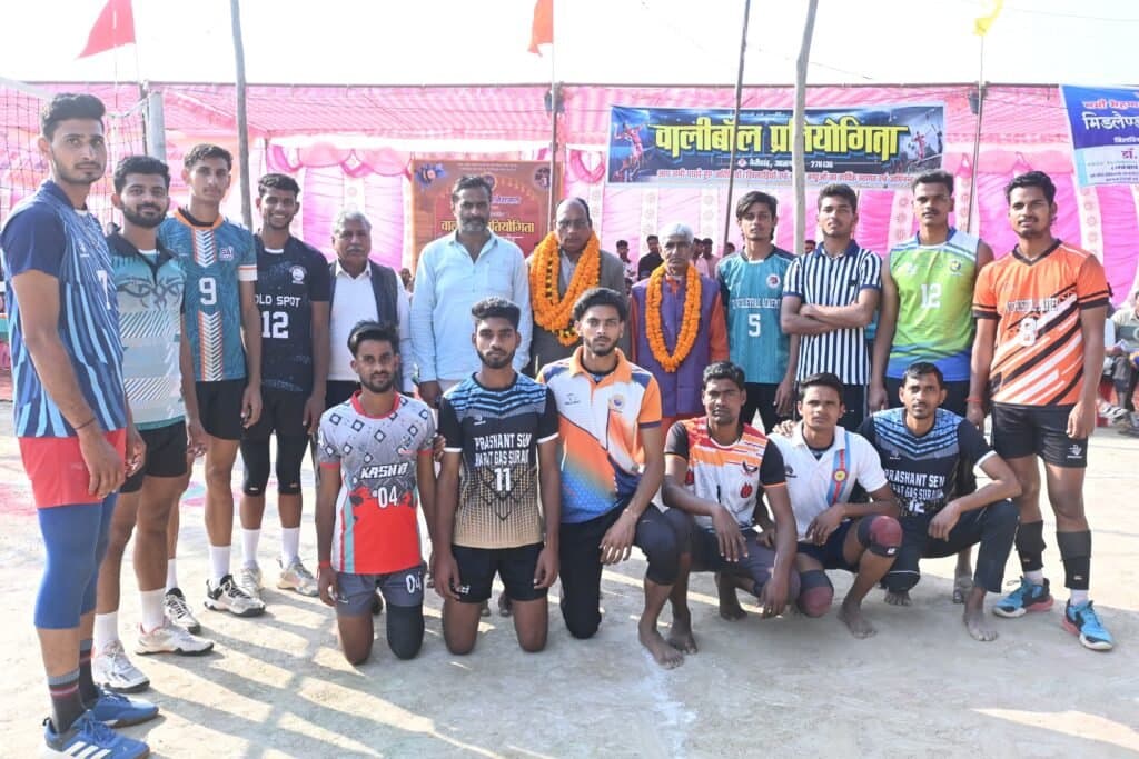 वालीबाल प्रतियोगिता के दौरान सतीश चंद्र शुक्ला को पत्रकारिता के क्षेत्र में उत्कृष्ट योगदान के लिए किया सम्मानित