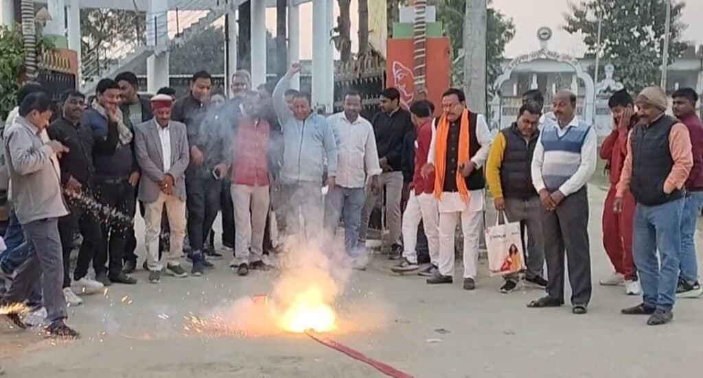 दिल्ली की जीत पर भाजपाइयों ने मनाई खुशी