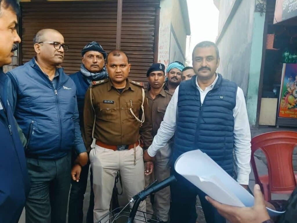 ऑन ड्यूटी वर्दी में रिश्वत लेता दरोगा गिरफ्तार