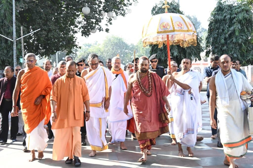 गुरुवार को गोरखनाथ मंदिर से विदा हुए श्रृंगेरी शारदा पीठ के जगद्गुरु शंकराचार्य विधुशेखर भारती जी