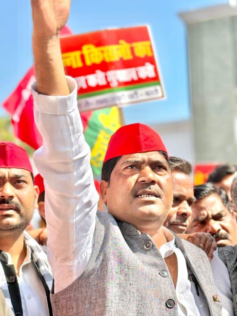 किसानों की समस्या सहित 6 सूत्रीय मांगों को लेकर जिलाधिकारी के माध्यम राज्यपाल को भेजा ज्ञापन