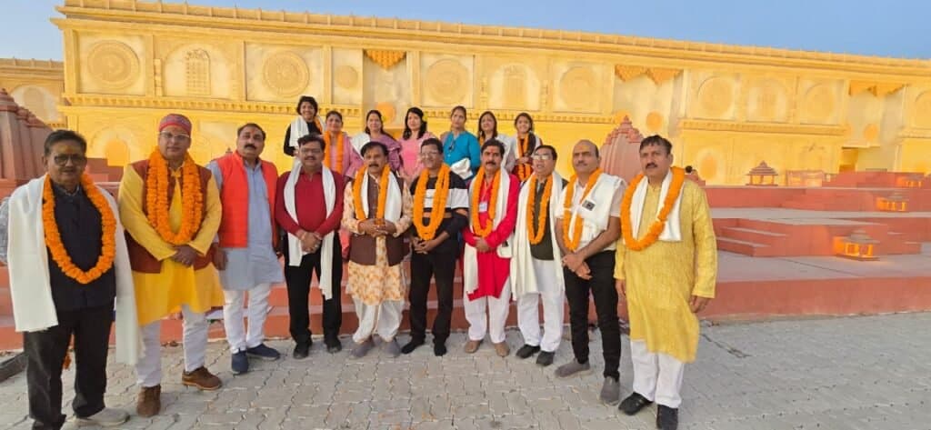 अखिल भारतीय उद्योग व्यापार मंडल के राष्ट्रीय अध्यक्ष सहित प्रदेश पदाधिकारीयों ने लगाई संगम में डुबकी