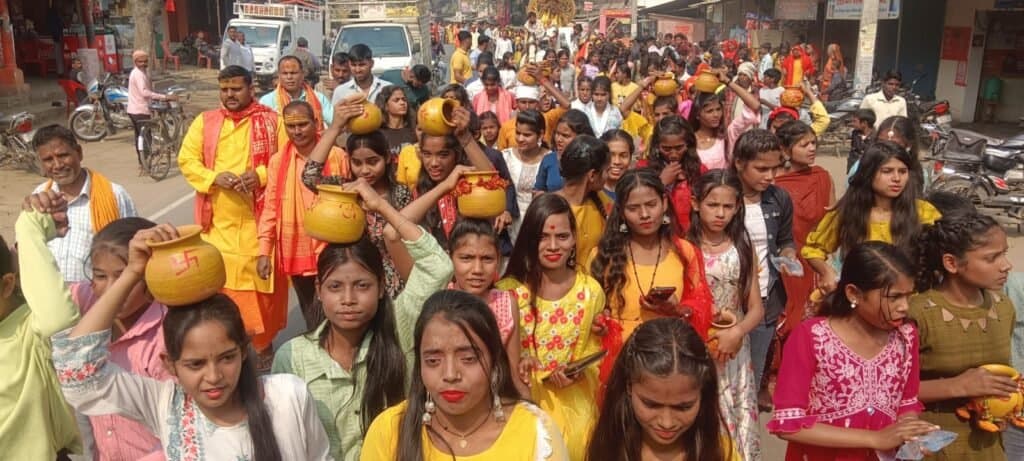 महायज्ञ के कलश यात्रा में उमड़ा जन सैलाब