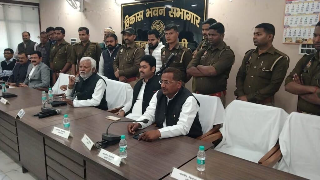 जिला पंचायत की बैठक में कमीशन को लेकर जम कर हुआ हंगामा