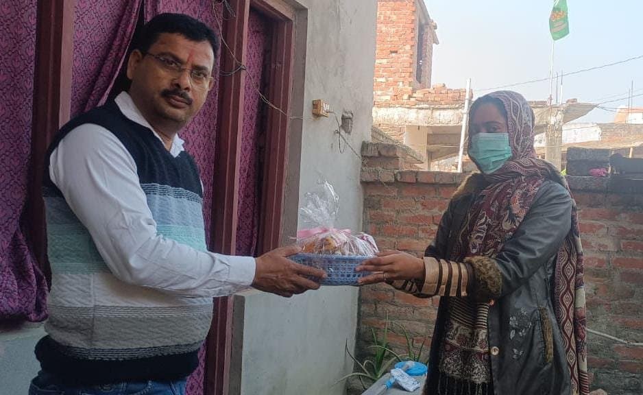 टीबी मरीजों को गोद लेकर मनाई मां की पुण्यतिथि