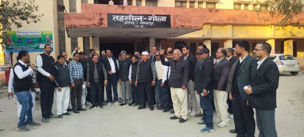 अधिवक्ता संशोधन बिल से नाराज अधिवक्ताओं ने काला पट्टी बांध दर्ज कराया विरोध