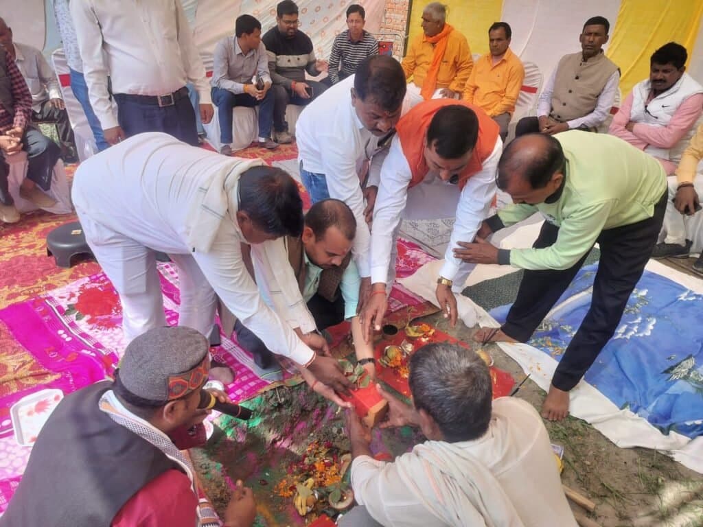 डीपीआरओ ने मझौरा में भूमि पूजन के साथ बहुद्देशीय पँचायत भवन की रखी आधारशिला