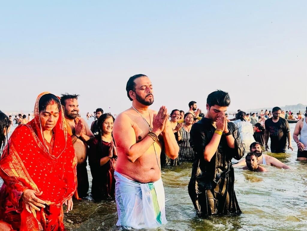 महाकुंभ में गोरखपुर सांसद रवि किशन ने लगाई आस्था की डुबकी