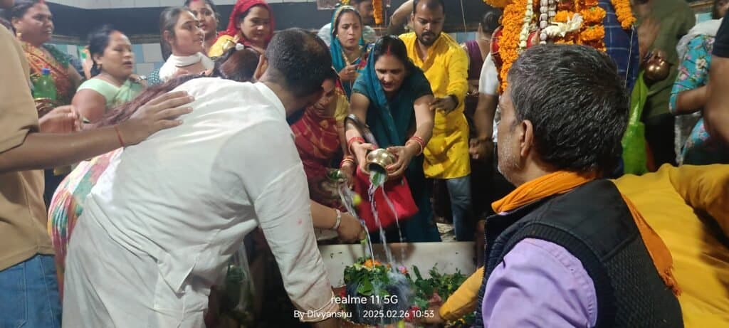 शिव मंदिरों में उमड़ा आस्था का जनसैलाब