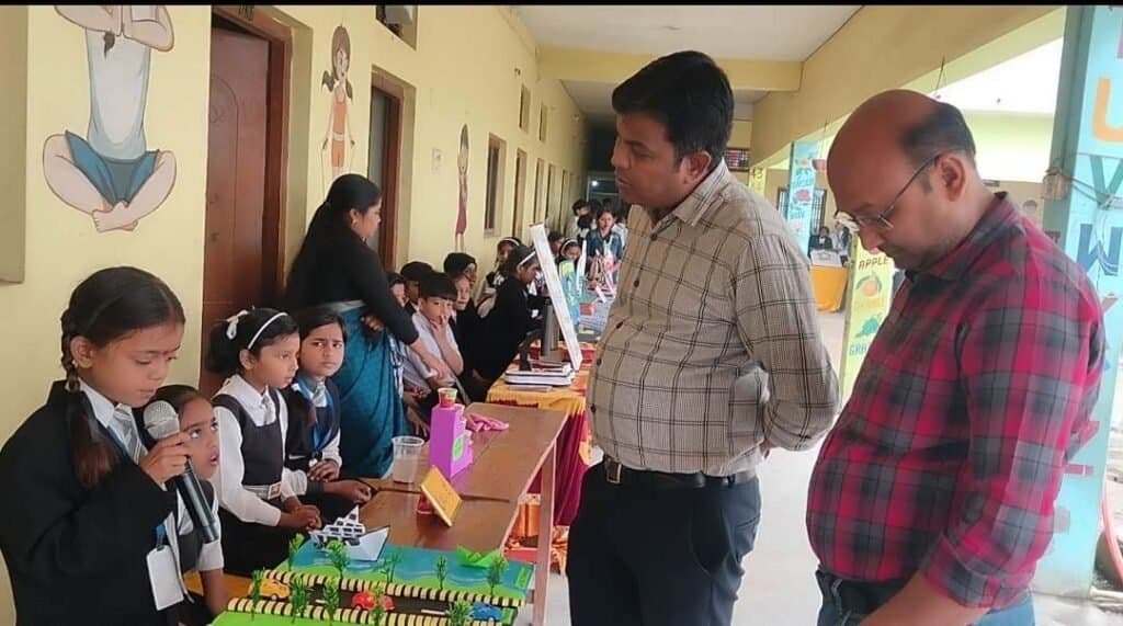 बच्चों ने मॉडल प्रदर्शित कर मनाया विज्ञान दिवस