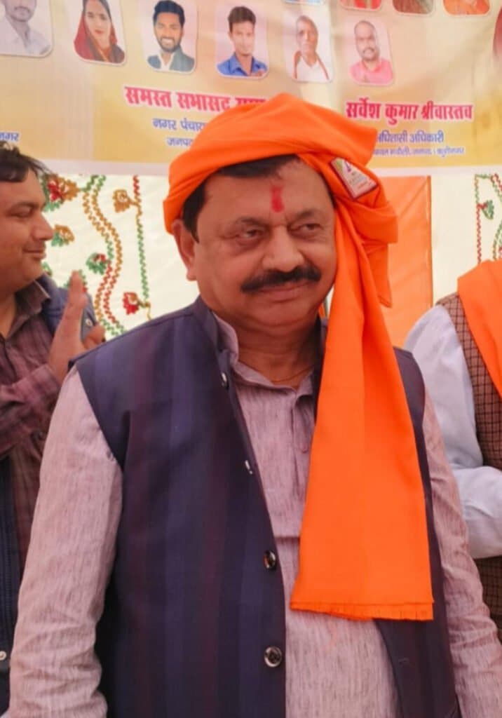 सांसद ने निराश्रितों को वितरण किया शॉल