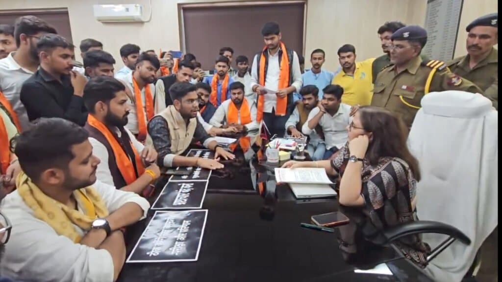 विश्वविद्यालय में व्याप्त भ्रष्टाचार के विरोध में विद्यार्थी परिषद का हल्ला बोल
