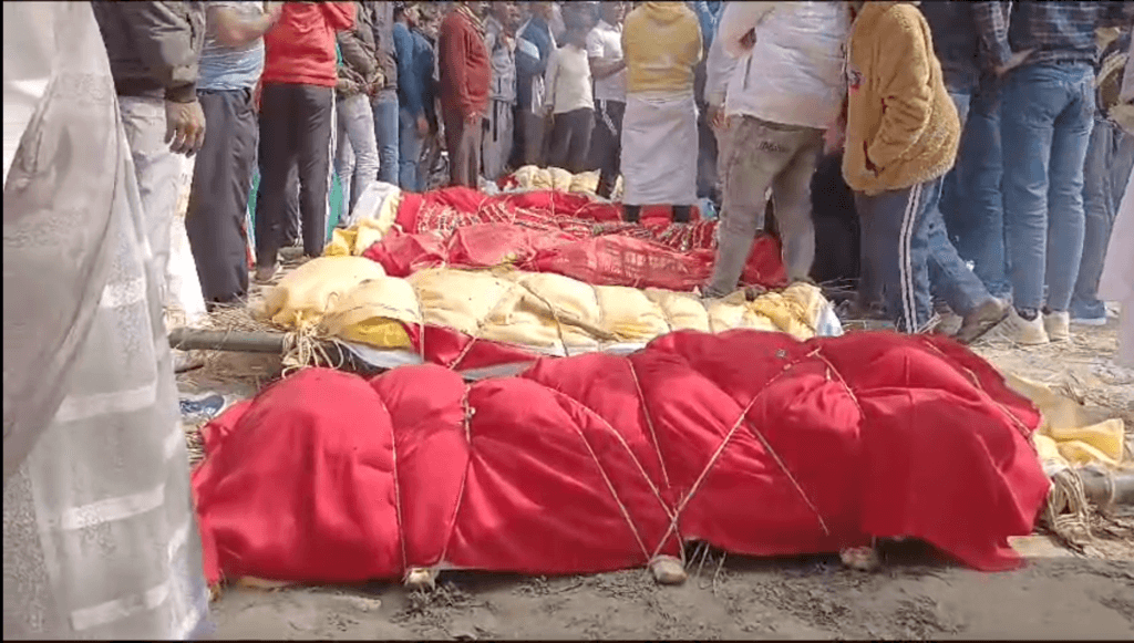 परिजनों और ग्रामीणों ने मृतकों के शवों को रोड पर रखकर मार्ग को किया जाम