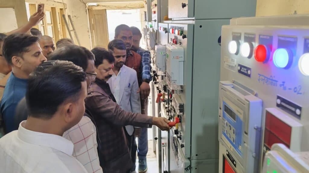 कुशीनगर सांसद विजय दुबे ने किया उच्चीकृत किये गये ट्रांसफार्मर का उद्घाटन